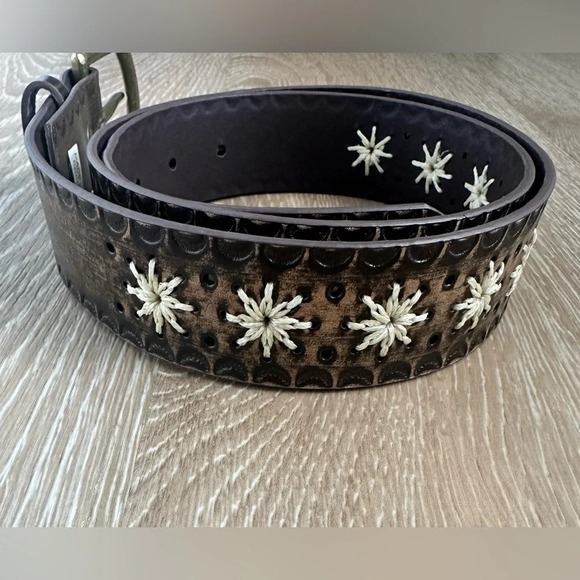 unbranded Accessories - Genuine Leather Western style Belt with woven star design. Size M/L 36”